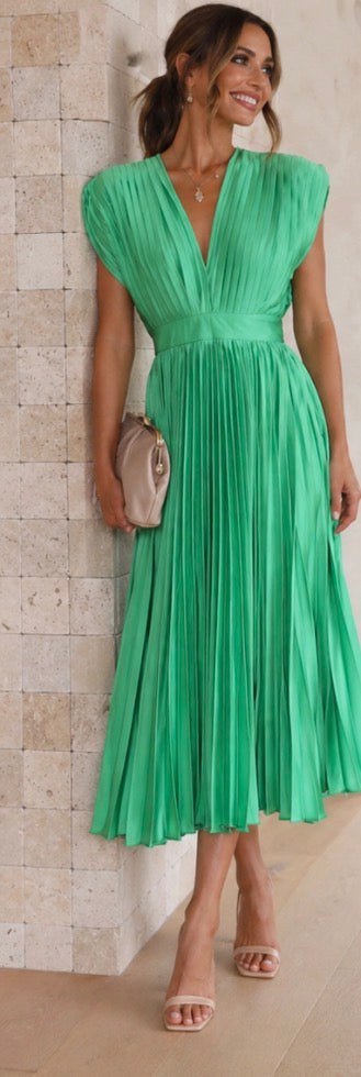 Winona | Timeless Pleated Midi Dress