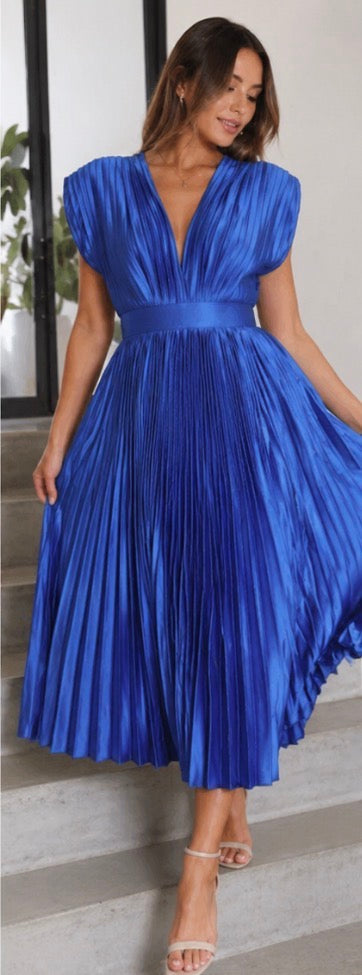 Winona | Timeless Pleated Midi Dress