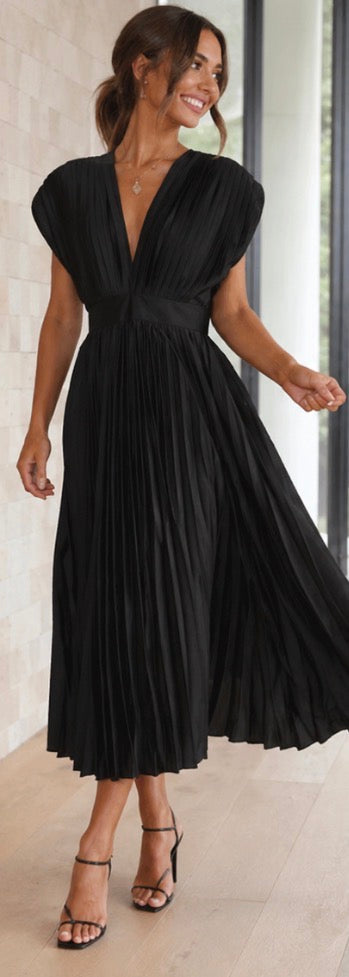 Winona | Timeless Pleated Midi Dress